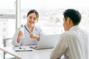 Doctor discussing a safe plan for stopping prescription painkillers